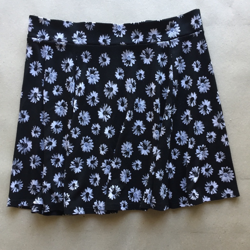 Divided H&M Skirt Sz L 🔻🔻🔻
